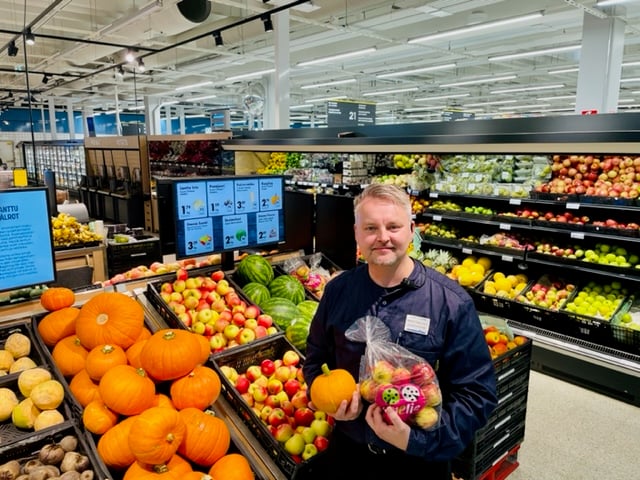 S-Market Nikkilän myymäläpäällikkö Jaakko Åström kokee kiitollisuutta, kun&nbsp;saa palkata täsmätyökyisen työyhteisöönsä