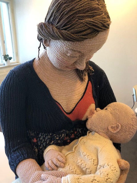 Kuvataiteilija Liisa Hietasen teos Anna ja Edith (yksityiskohta).
