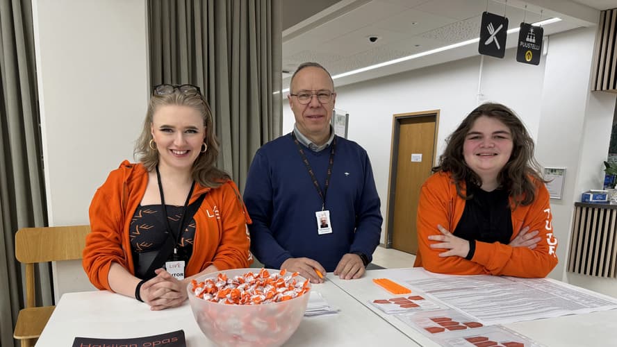 Opiskelijatutorit Inari ja Eemeli sekä koulutuspäällikkö Risto Rautakoski pöydän ääressä.  featured-image