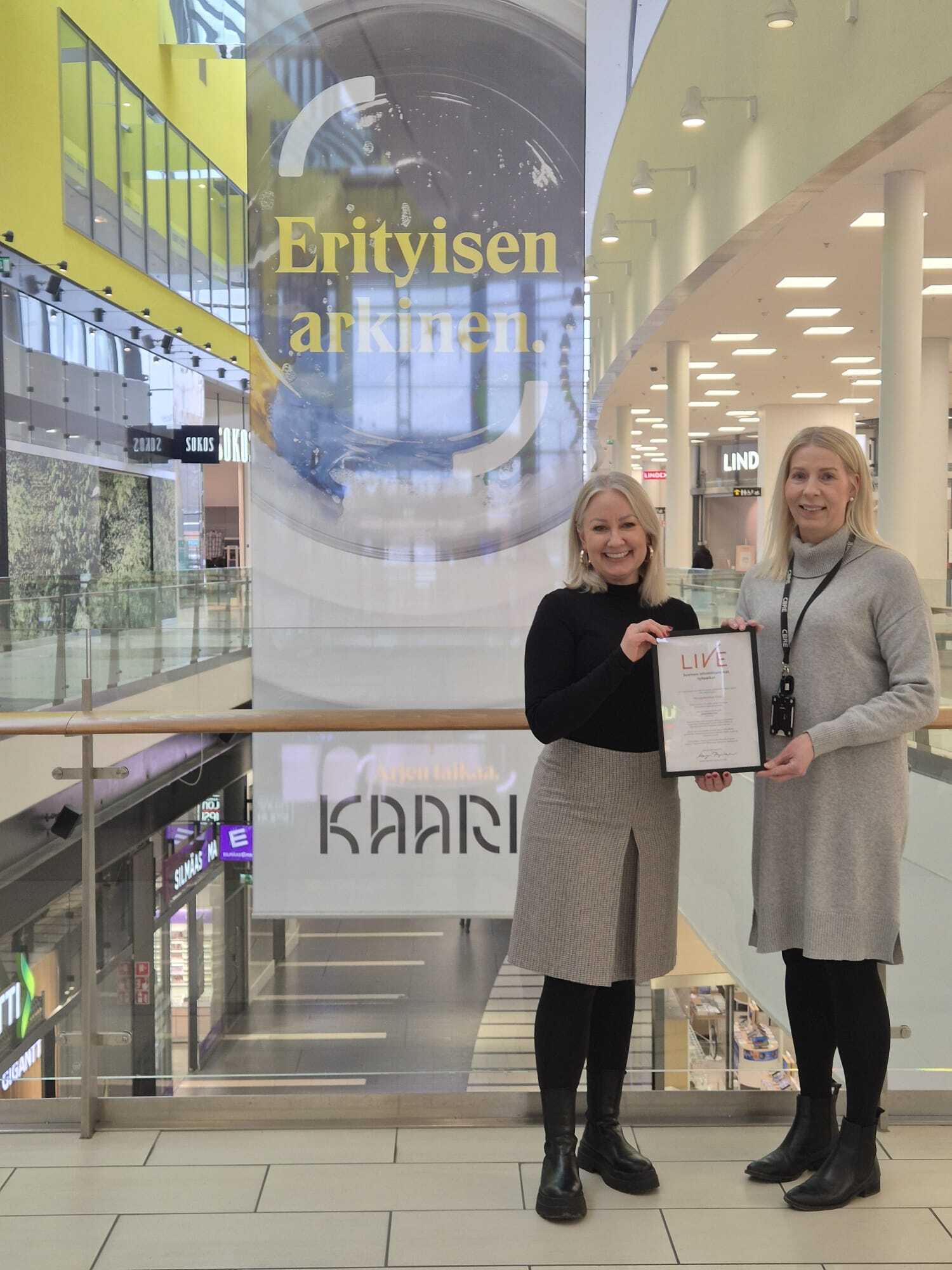 Annika Lipponen ja Virpi Tuupanen Kauppakeskus Kaaressa