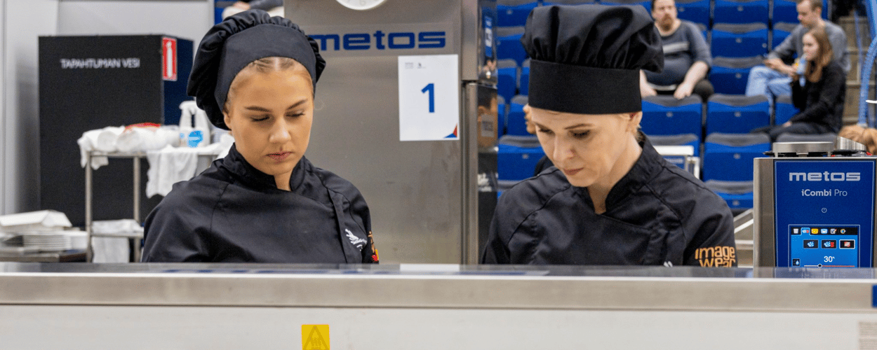 Taitaja2023 Espoo / Kilpailijat: Kiira Rajaharju / Evelia Soturi / Laji Ravintola- ja cateringpalvelut / Kuva: Vuolahti Suvituuli (Omnia) / Skills Finland featured-image