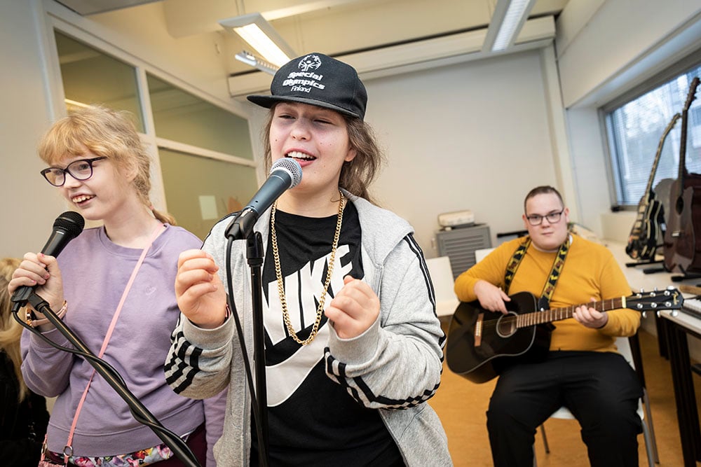 Päivätoiminnan asiakkaat musisoivat.