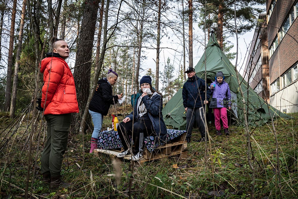 Päivätoiminnan asiakkaat ulkoilemassa.