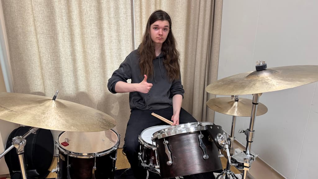”Musiikki auttaa minua puskemaan eteenpäin hetkinä kuin hetkinä” Ammattiopisto Liven musiikkialan opiskelija Mauno Ollila kulkee kohti unelmiaan