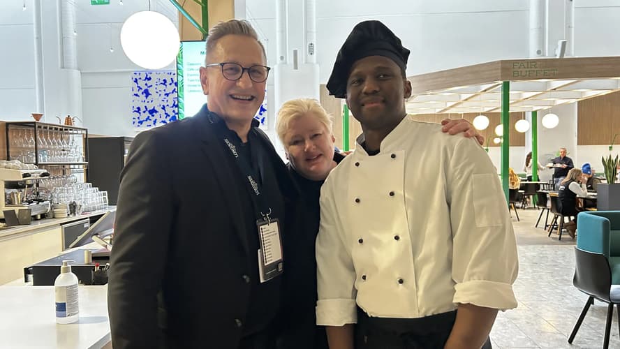 Messukeskuksen operatiivinen johtaja Jussi Laakso ja Leena Oksanen sekä Liven opiskelija Ceesay Muhamed Lamin. featured-image