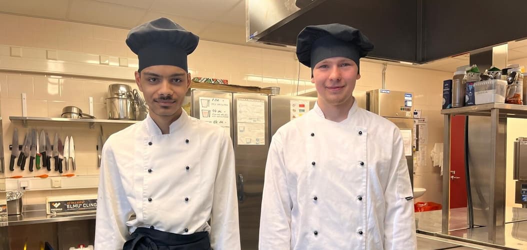 Kuvassa Ammattiopisto Liven kokkiopiskelijat Neshad ja Joonas