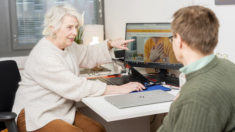 Liven valmentaja ja asiakas pöydän ääressä featured-image