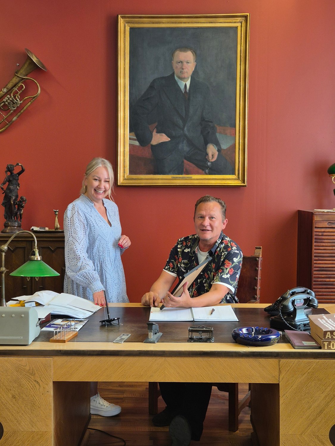 Annika Lipponen ojentaa Jukka-Pekka Kumpulaiselle Suomen inhimillisimmät työpaikat -haasteen kunniakirjanS