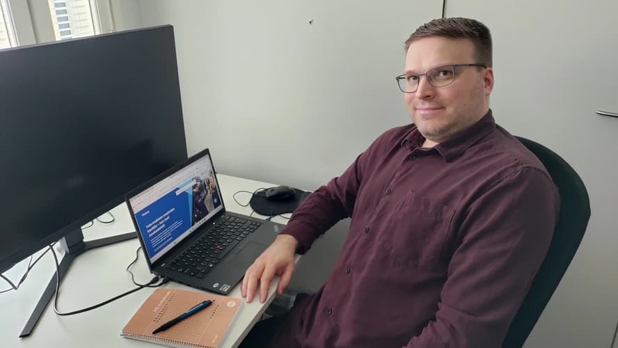 Samuel Ranta-aho työkoneensa ääressä featured-image