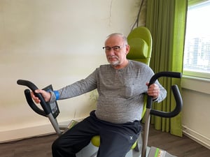 Aivohalvaus vei Seppo Kainulaisen pyörätuoliin seitsemän vuotta sitten – periksiantamaton asenne auttoi hänet takaisin jaloilleen