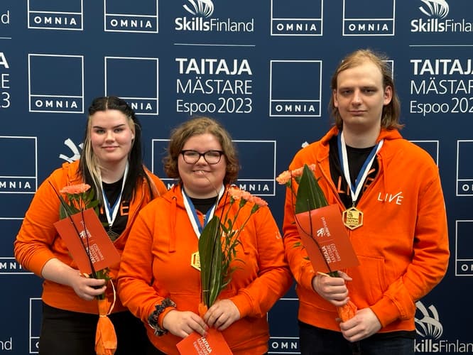 Kuvassa Ammattiopisto Liven Taitaja-mitalistit Katri Knuuttila, Ella Piipponen ja Tuomas Pärssinen.