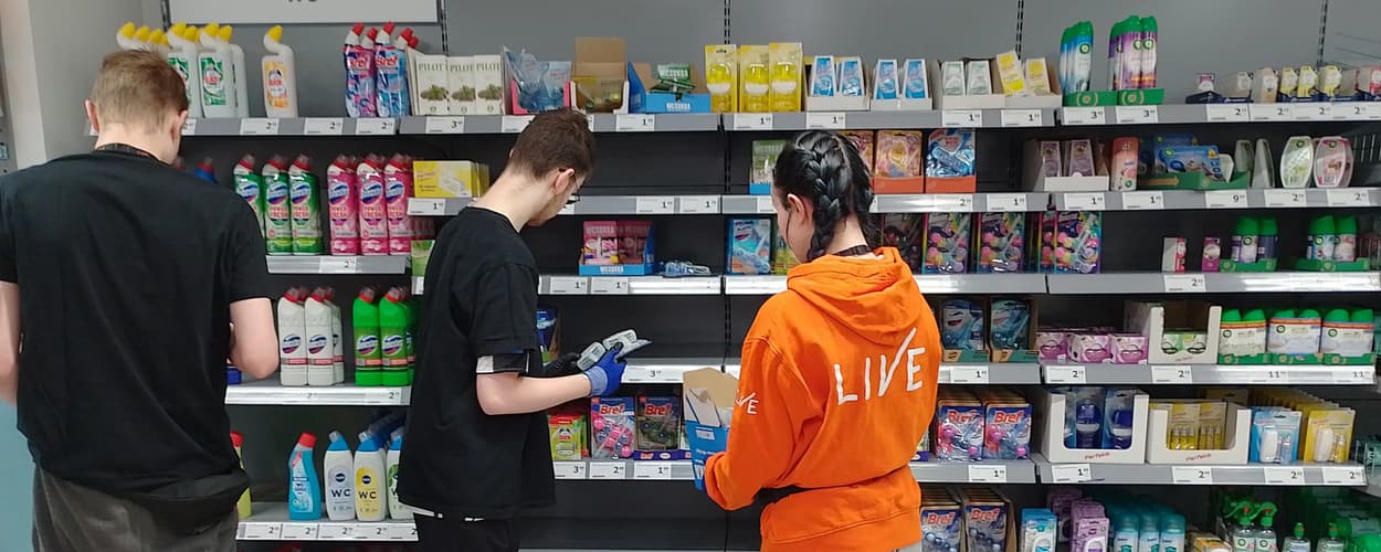 Ammattiopisto Liven opiskelijat laittavat hyllylle tavaroita. featured-image