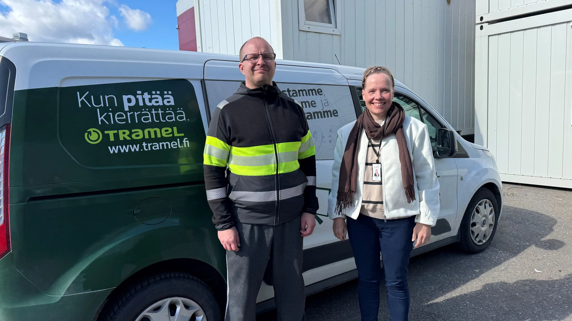 Tramelin ja Liven edustajat auton edessä.