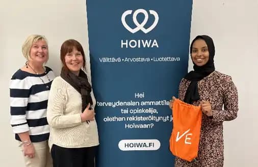 Liven opettajat Marja-Liisa Perttula ja Maria Förbom kävivät Hoiwa Oy:ssa haastattelemassa toimitusjohtaja Fadumo Alia. 