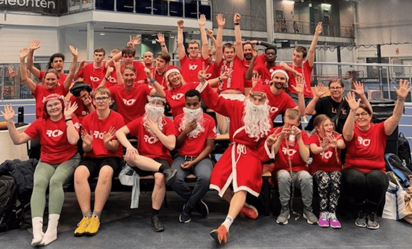 Ryhmäkuva syyskauden viimeiseen RunChallenge juoksukouluun osallistujista. Kaikille punaiset RunChallenge T-paidat. Joulupukin asussakin joku on kuvassa. featured-image