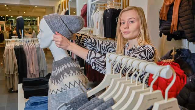 Merkonomi-opiskelija töissä myymälässä.