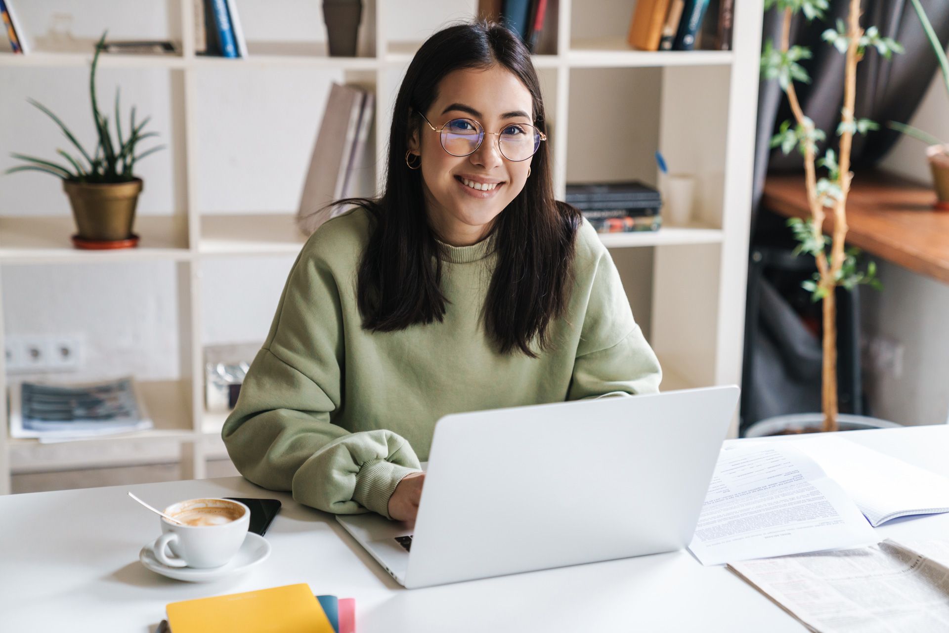 Nuori henkilö tietokoneella.