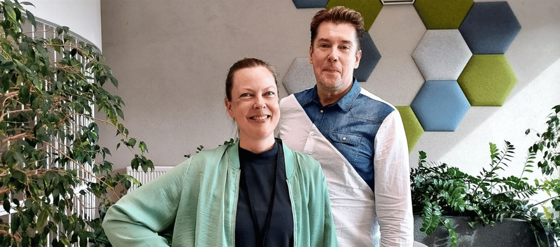 Jasmiina Sipilä ja Jari Karttunen poseeraavat kameralle Liven aulatilassa. featured-image