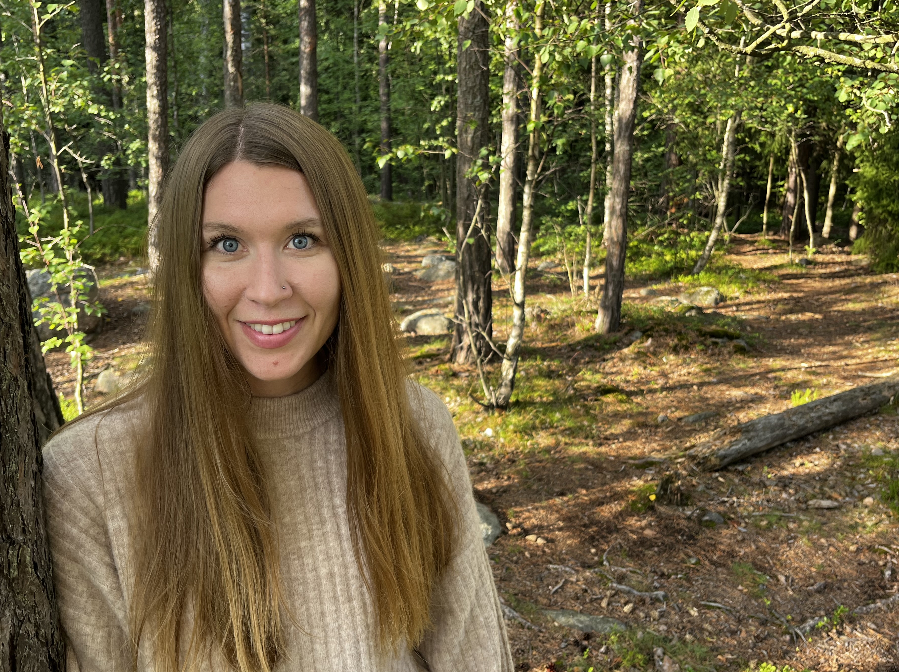 Työhönvalmentaja Iris Laaksonen auttaa asiakasta löytämään paikkansa työelämässä